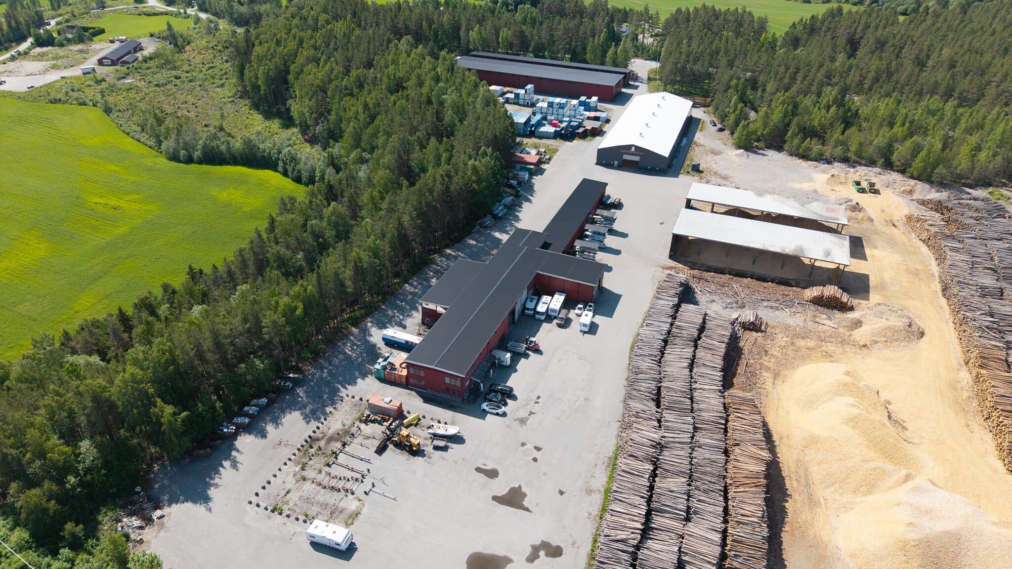 Anlegget sett fra luften: lagerhaller, asfaltert oppstillingsplass og tømmerlager på Øvre Kilemoen